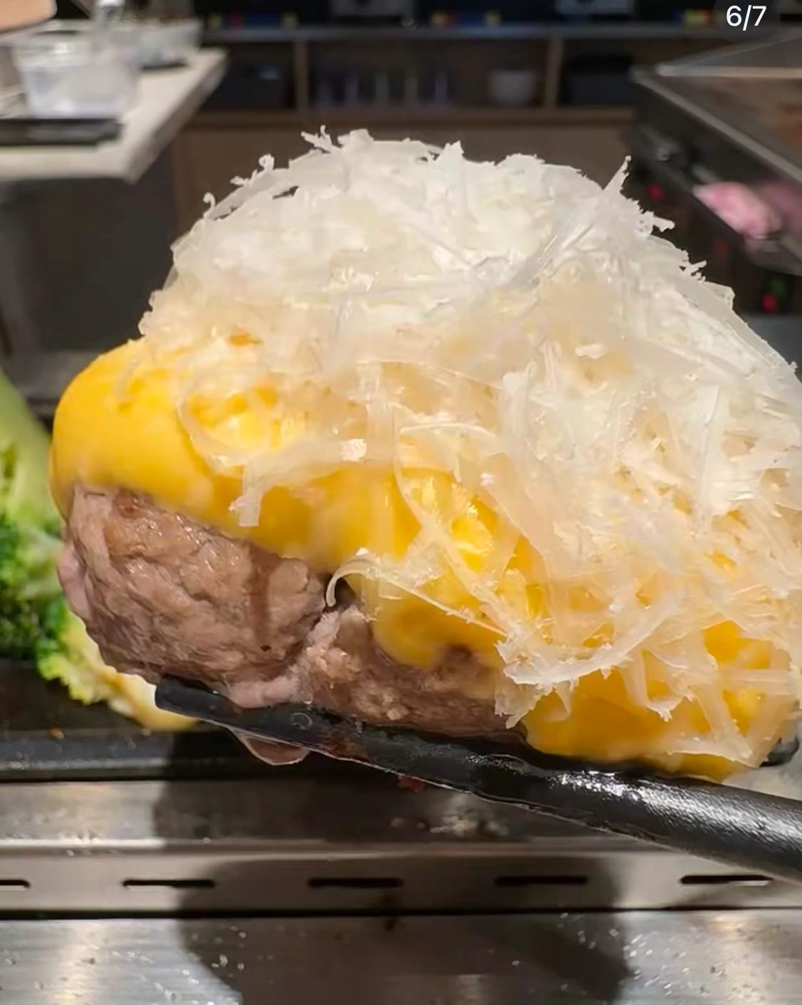 肉肉大米內地漢堡扒店進軍香港落戶沙田,被稱山寨版「挽肉と米」。(小紅書圖片)