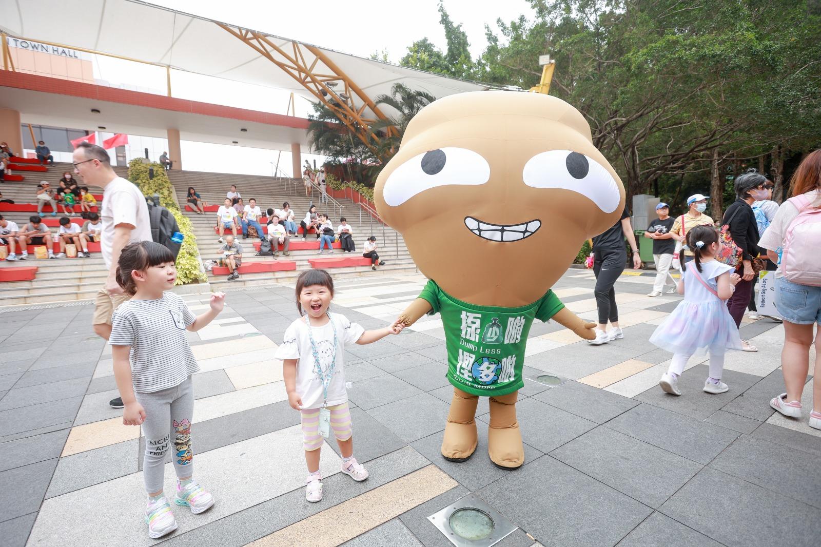 大嘥鬼更會快閃第一城的「沙田綠Fun Fun」社區綠惜市集舉行見面會,與市民分享惜物減廢及綠色生活的貼士。