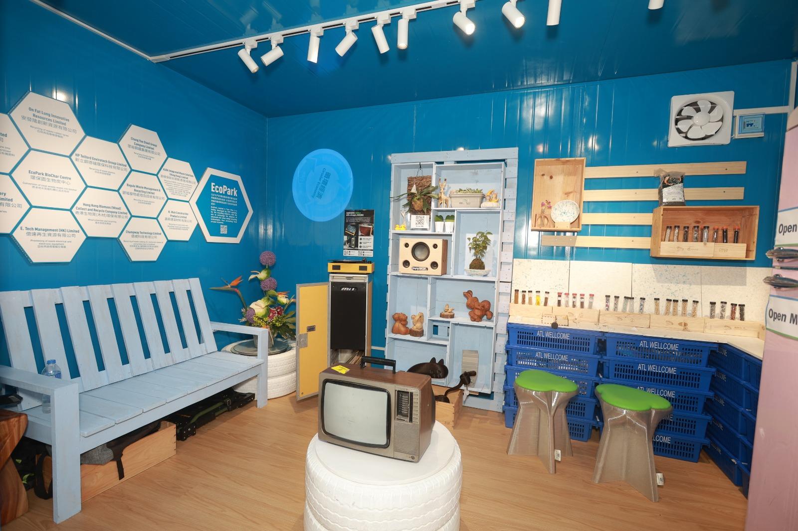 環保園升級再造體驗空間以藍色為主調,展示用本地回收物料改造的家居實用及時尚單品。