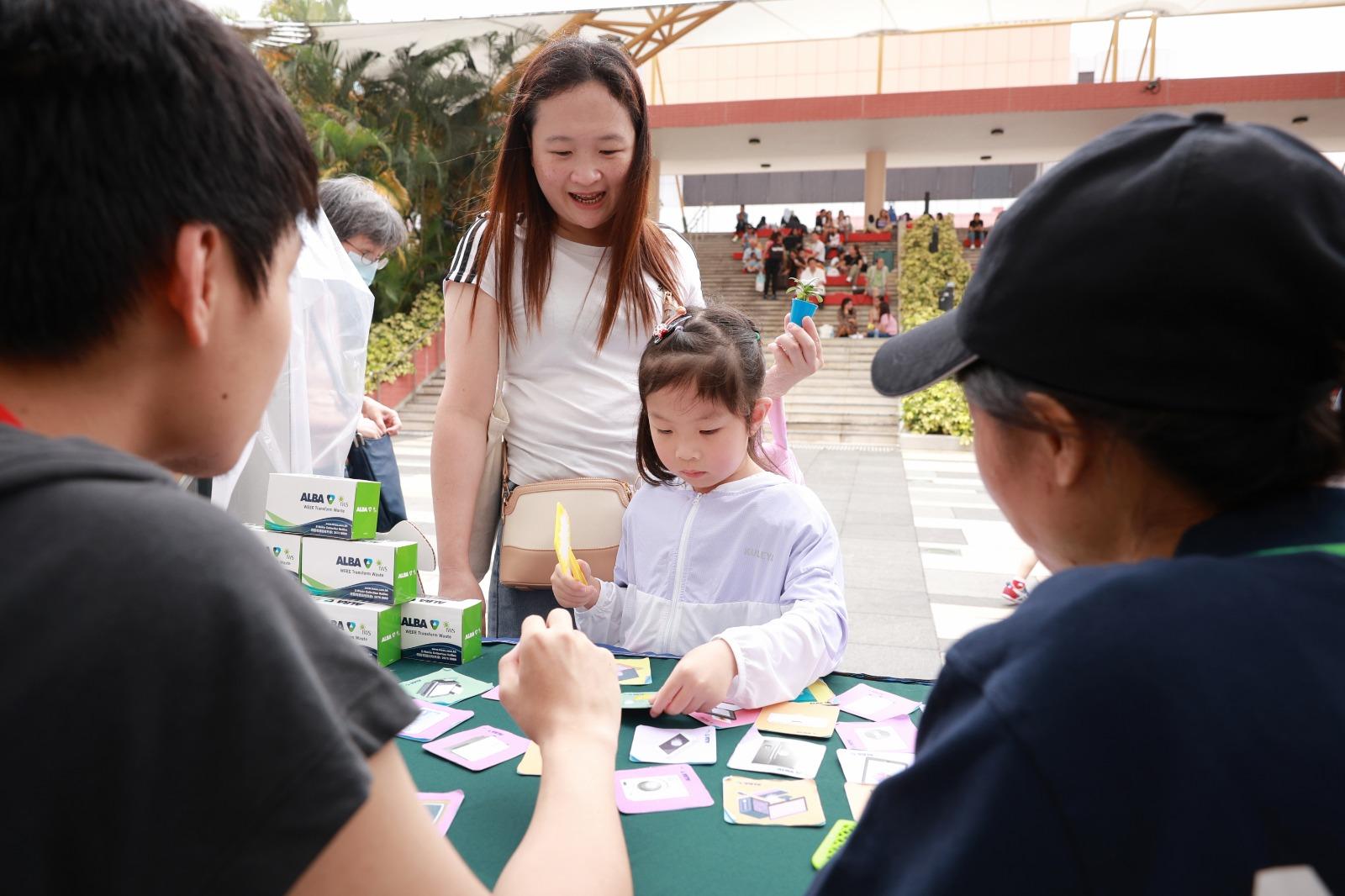 除了市集外,「沙田綠Fun Fun」更舉行「菜苗種植工作坊」、「木藝體驗班」、「環保手工皂製作」、「生物炭及蟲肥種植教室」以及「咖啡渣磨砂膏」等環保工作坊。
