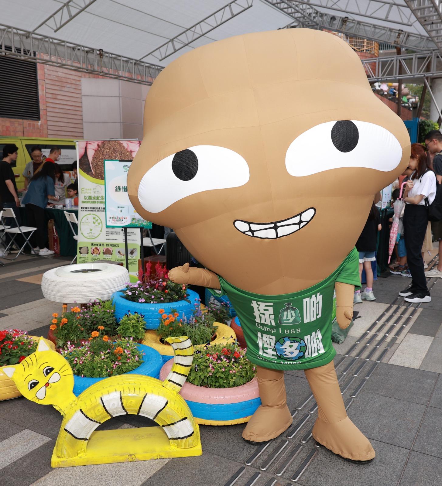 綠惜空間打卡區以多個七彩繽紛的升級再造舊車胎,組合成造型花式多樣、顏色鮮豔奪目的車胎擺件,吸引市民打卡拍照。