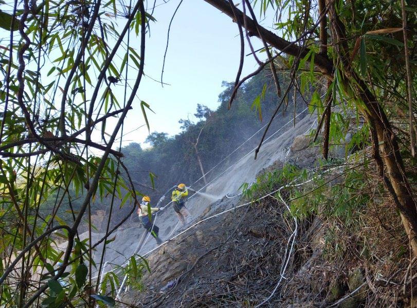 黑雨2023|耀興道將重開,圖示早前現場以噴漿混凝土穩定斜坡面的工作,為耀興道上方天然山坡首階段斜坡復修工程一部分。(政府新聞處圖片)