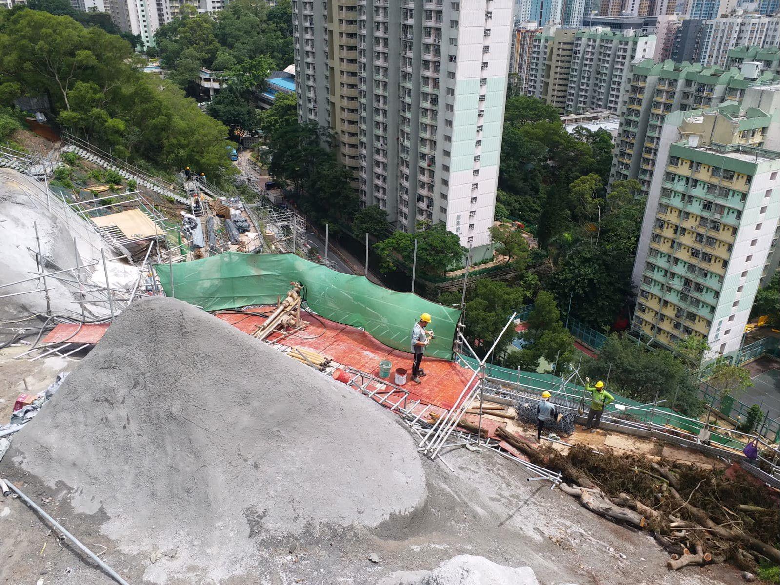 黑雨2023|耀興道將重開,圖示早前現場加裝岩釘鞏固山坡中腰部分孤石的工作,為耀興道上方天然山坡第二階段斜坡復修工程一部分。(政府新聞處圖片)