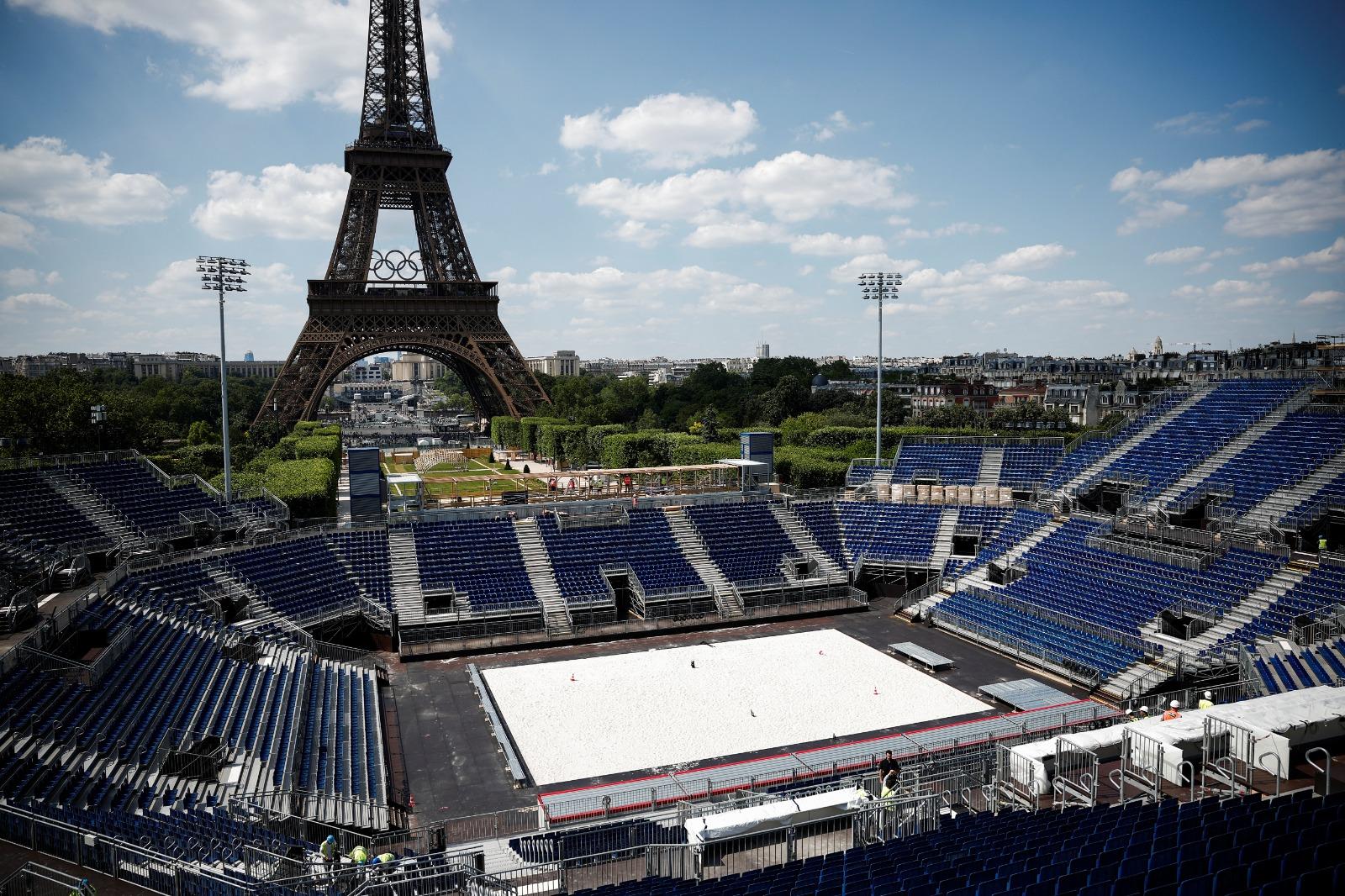 巴黎奧運|沙灘排球場位於巴黎鐵塔下的Champ-de-Mars Park。(路透社資料圖片)