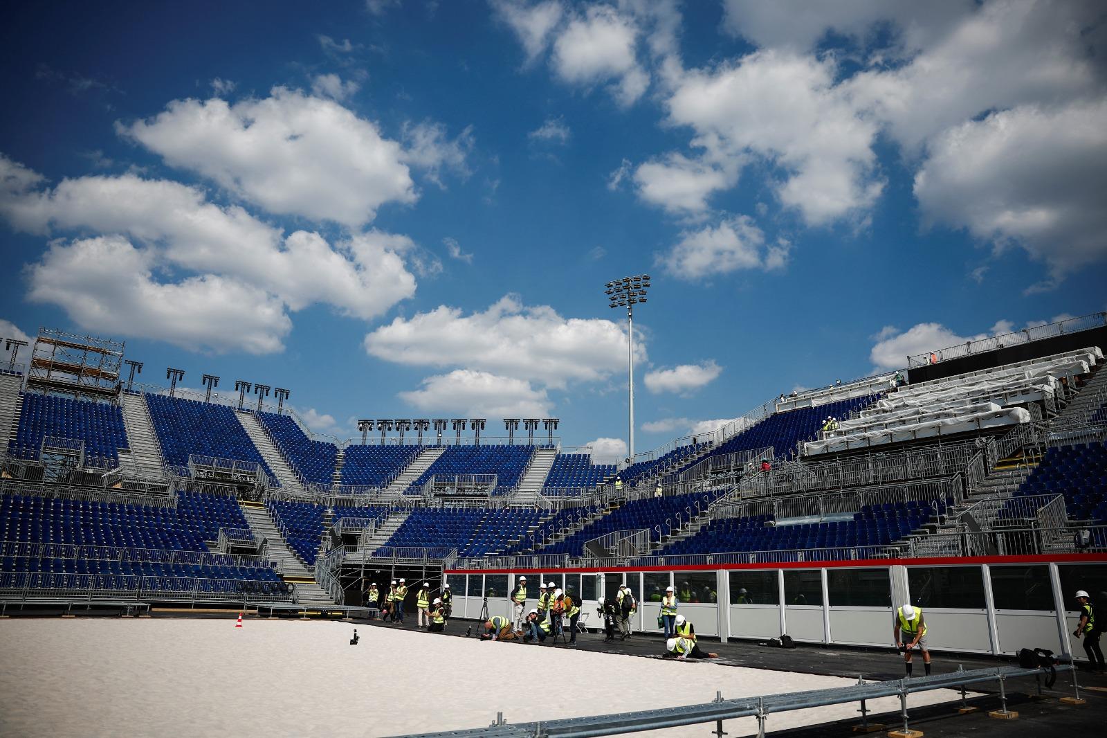 巴黎奧運|沙灘排球場位於巴黎鐵塔下的Champ-de-Mars Park。(路透社資料圖片)