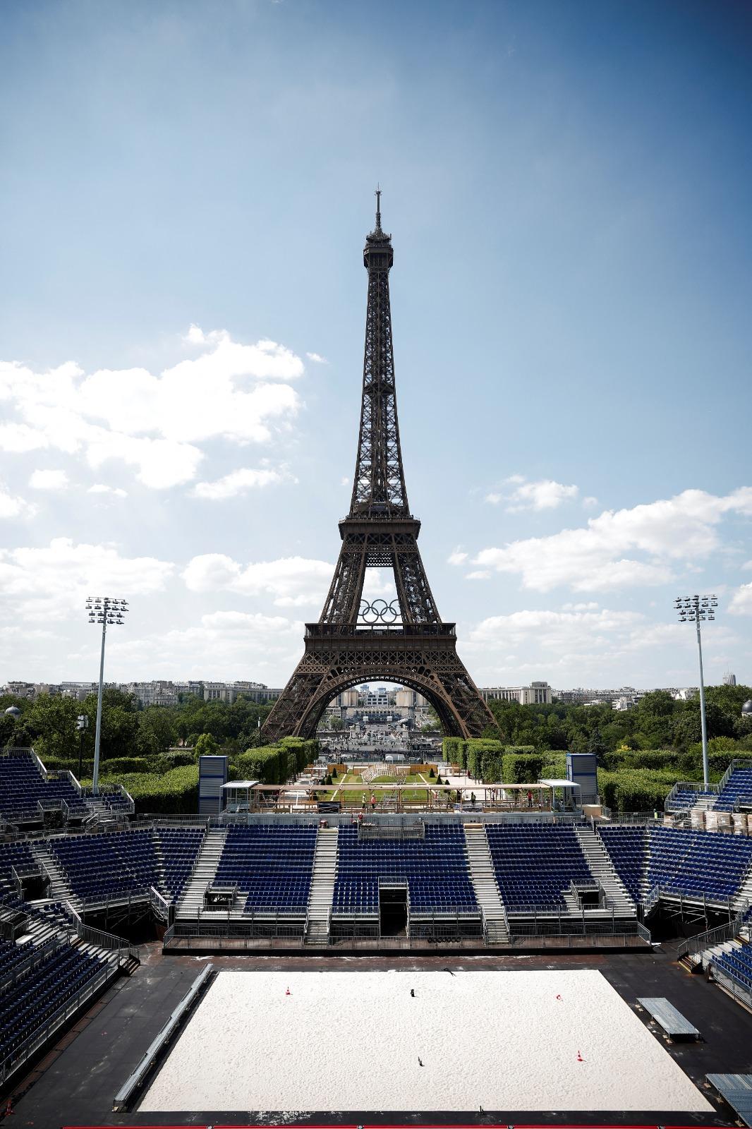 巴黎奧運|沙灘排球場位於巴黎鐵塔下的Champ-de-Mars Park。(路透社資料圖片)