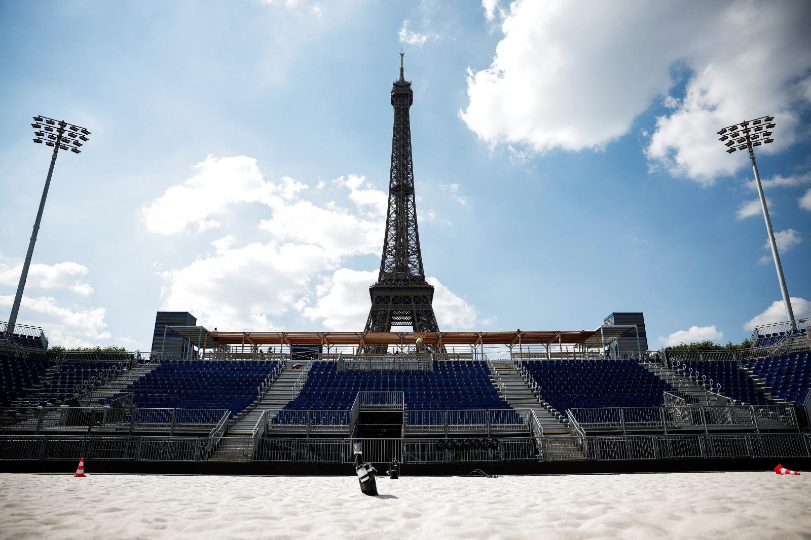 巴黎奧運|沙灘排球場位於巴黎鐵塔下的Champ-de-Mars Park。(路透社資料圖片)