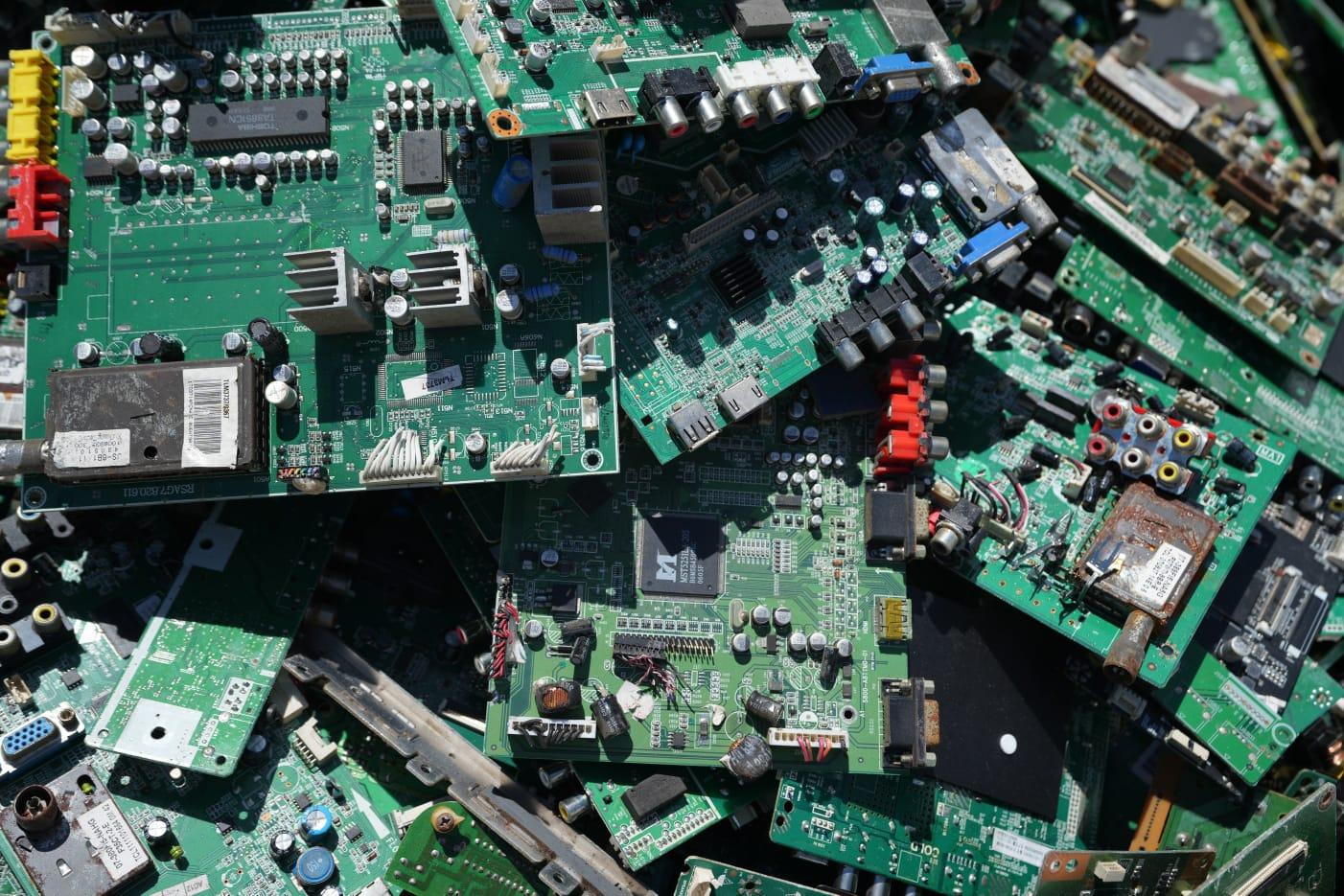 海關破三宗用遠洋船走私案,檢獲市值約1億電子貨品。