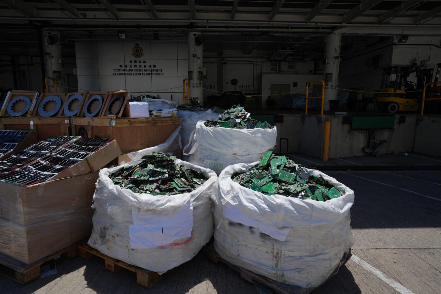 海關破三宗用遠洋船走私案,檢獲市值約1億電子貨品。