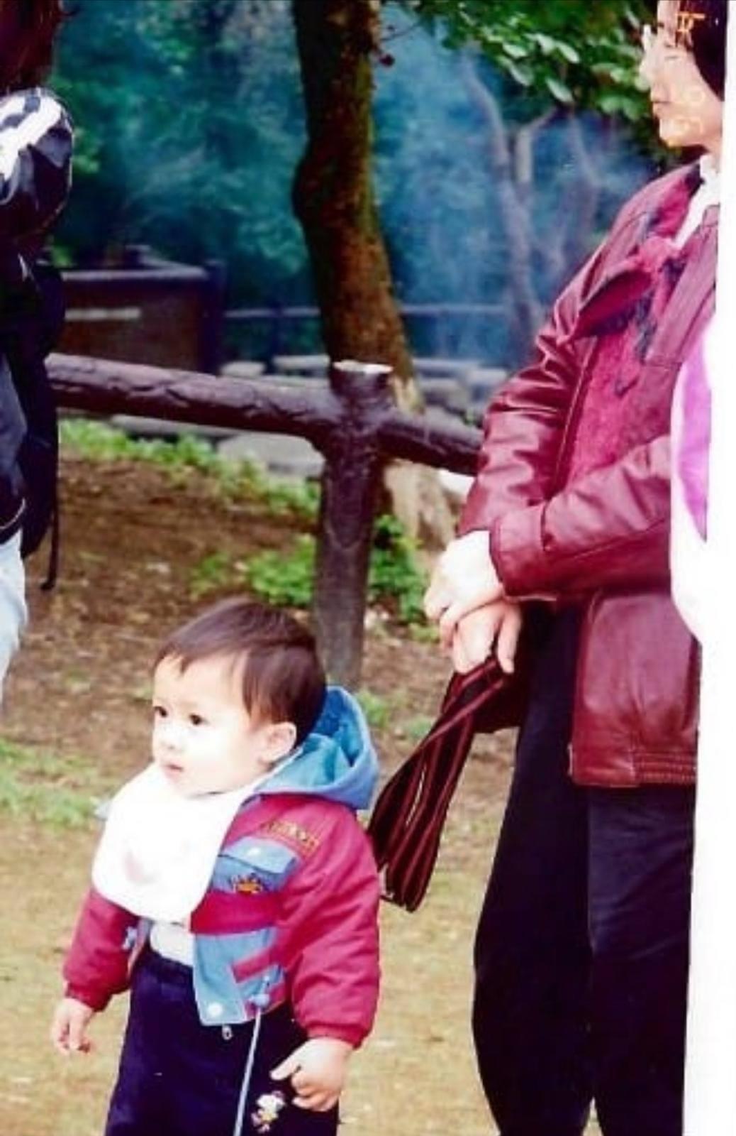 李盛林親見看到兒子阿Mo手腳能輕微郁動,熱淚盈眶。