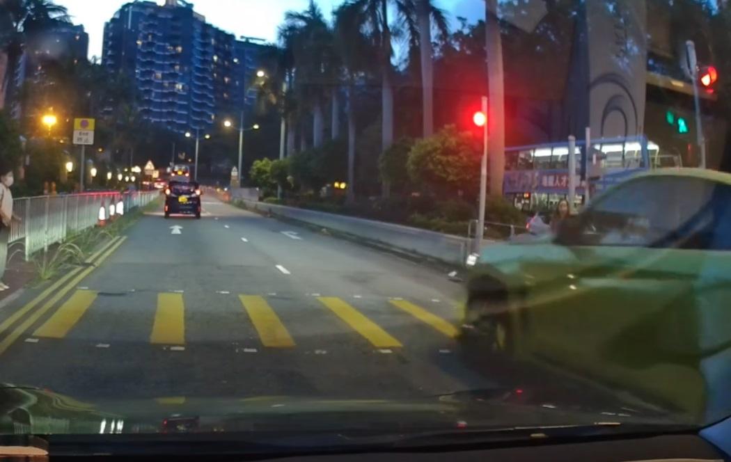 車Cam直擊|女子推BB車過馬路險捱撞 44歲衝燈司機涉危駕被捕。(網片截圖)