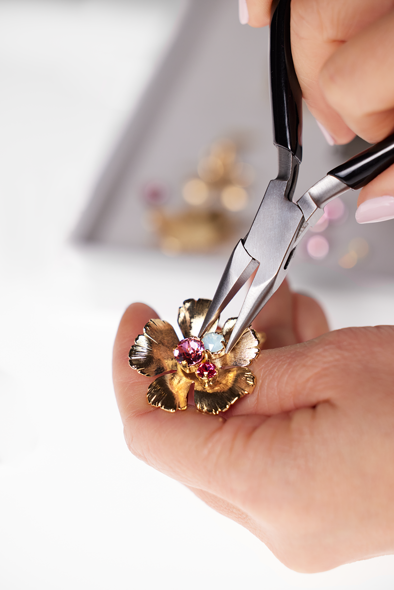 24K金琺瑯櫻花戒指經多個工序製成。