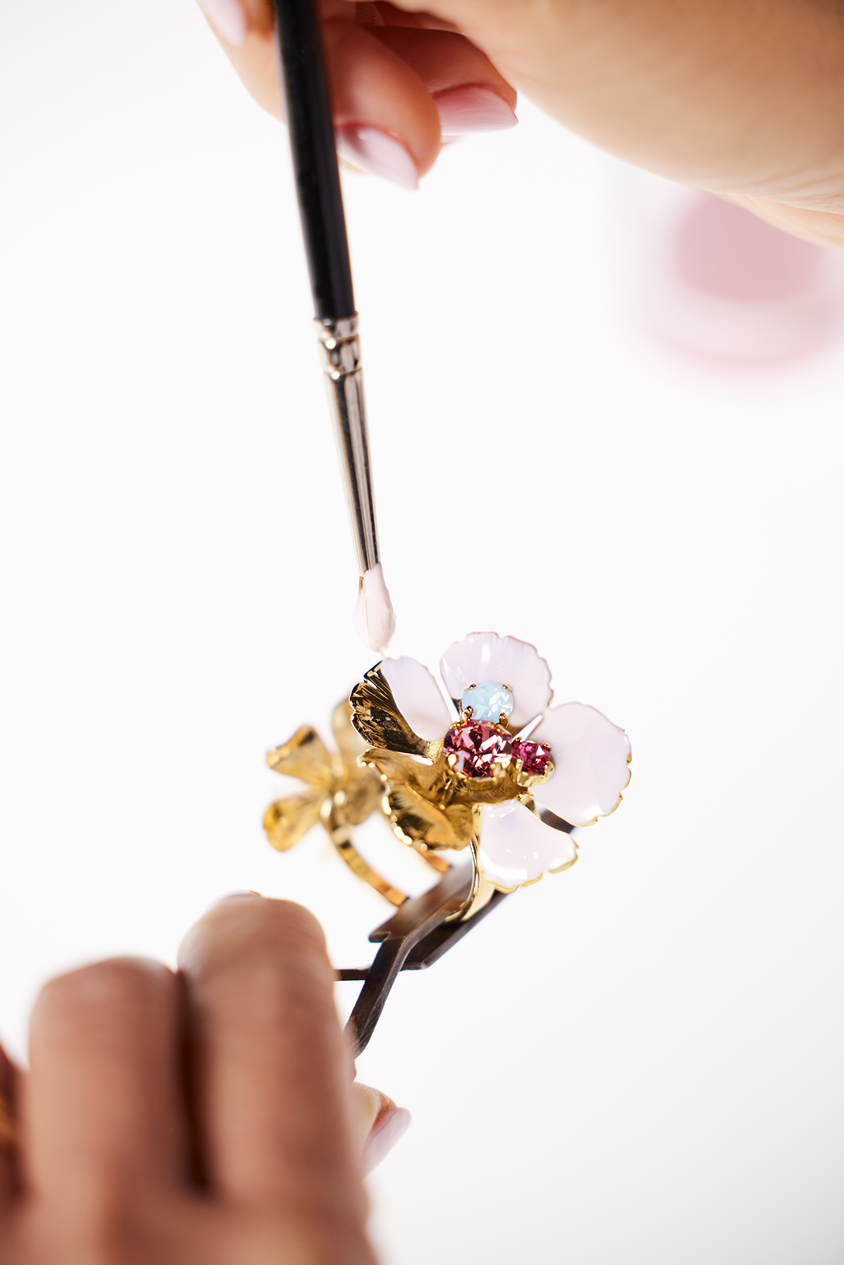 24K金琺瑯櫻花戒指經多個工序製成。