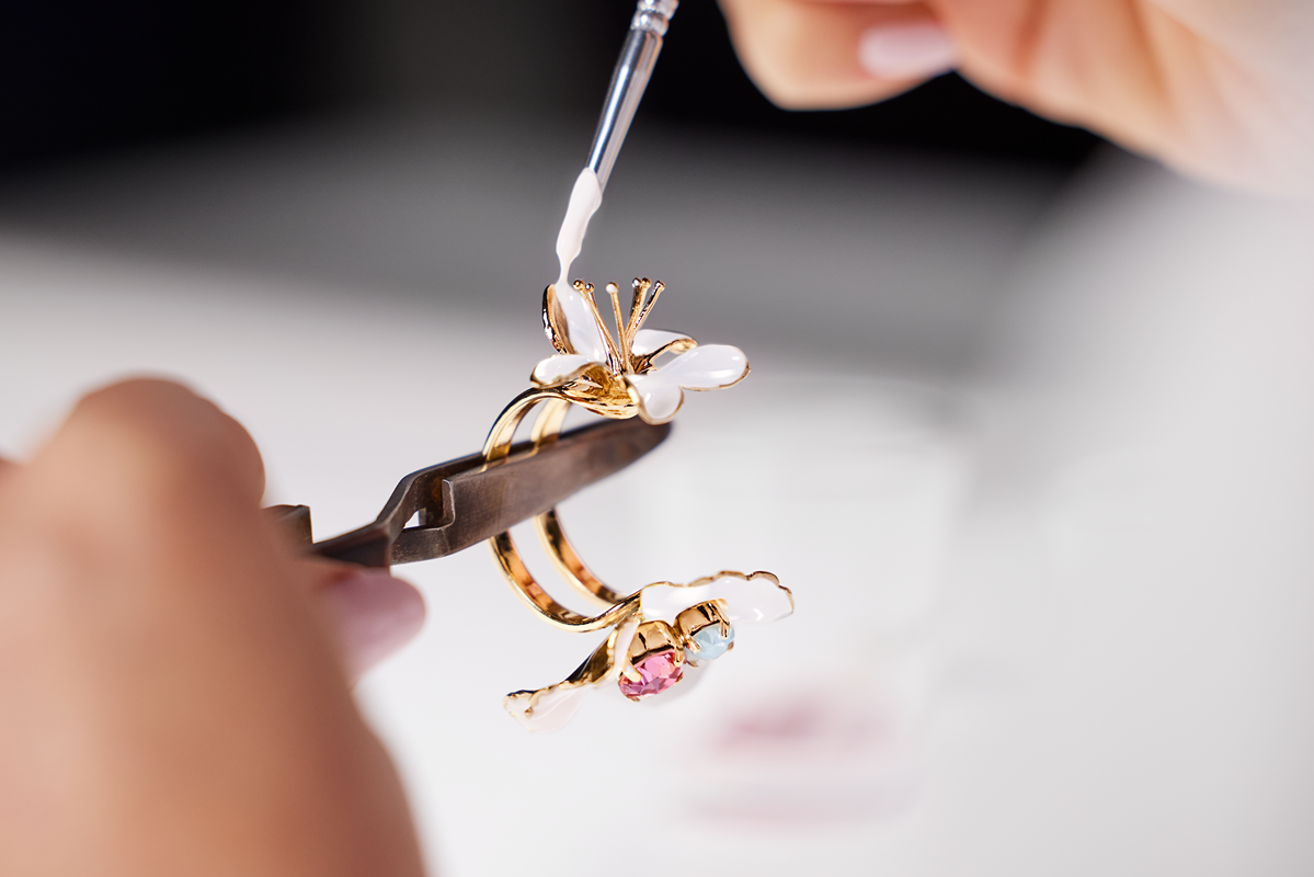 24K金琺瑯櫻花戒指經多個工序製成。