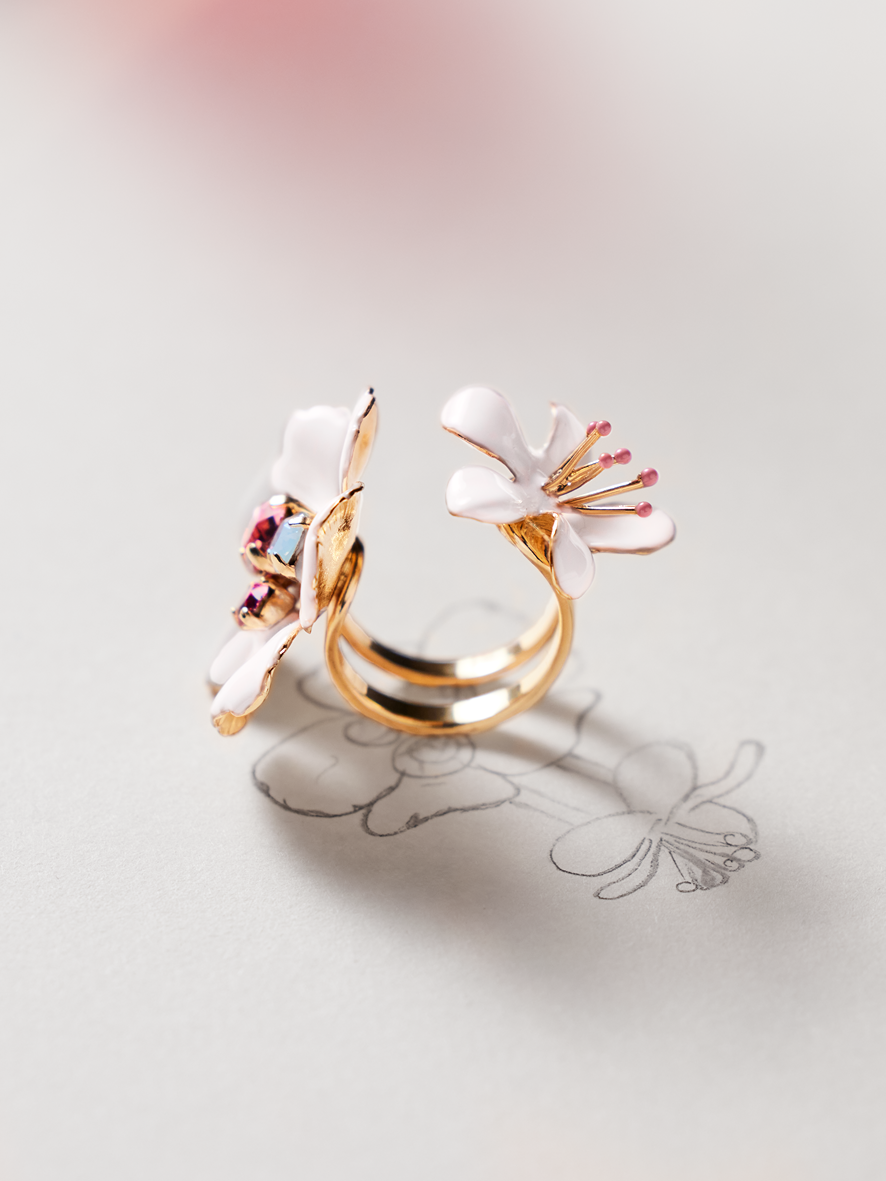 24K金琺瑯櫻花戒指經多個工序製成。