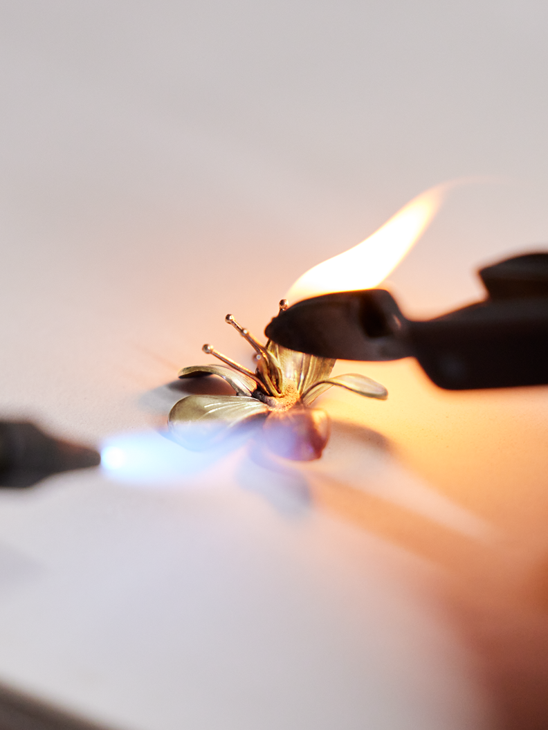 24K金琺瑯櫻花戒指經多個工序製成。