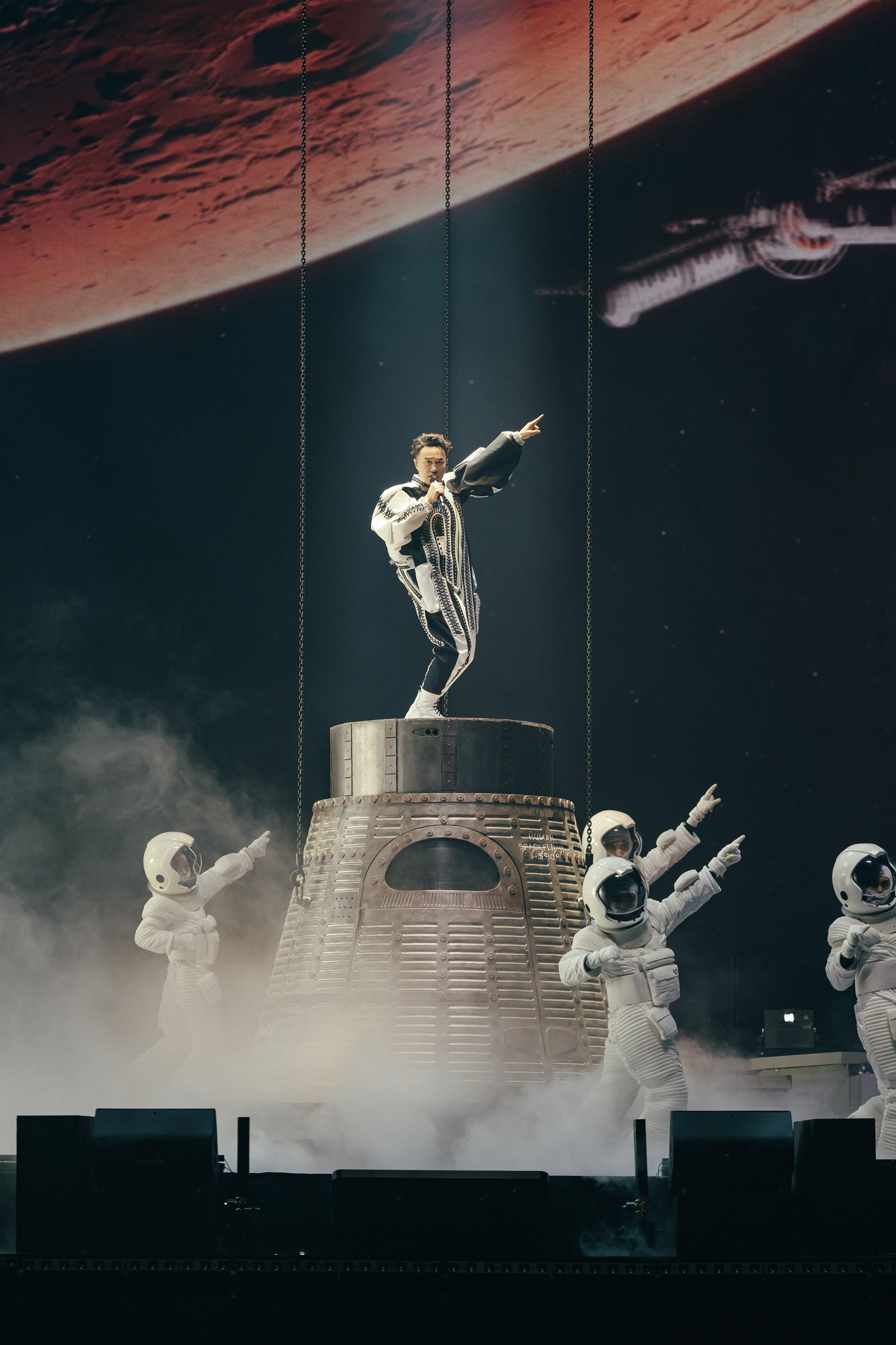 Eason跌傷致腮骨骨裂,暫時只可吃流質食物,並要減少說話。