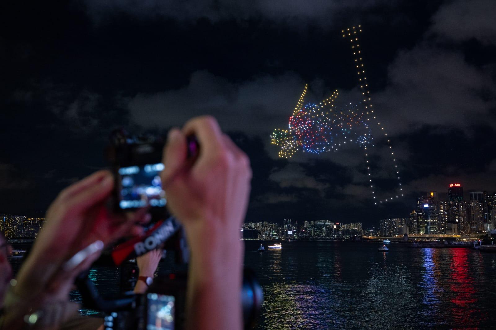 灣仔海濱上演以端午節為主題的無人機演出。(陳奕釗攝)