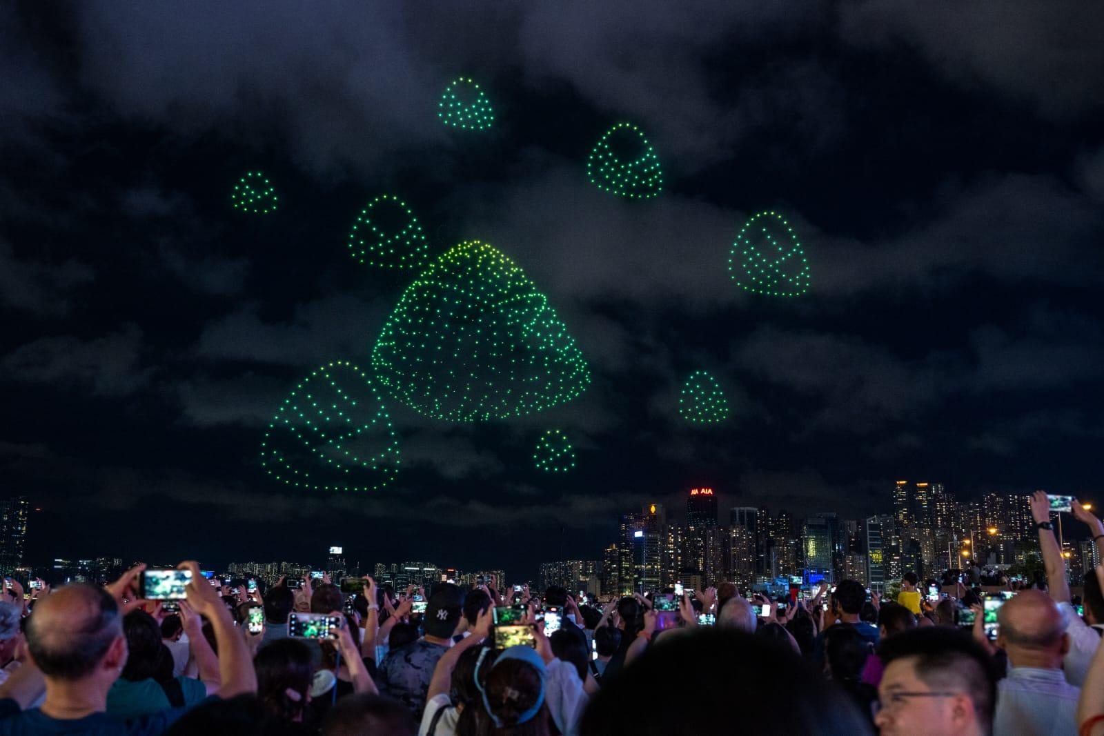 灣仔海濱上演以端午節為主題的無人機演出。(陳奕釗攝)