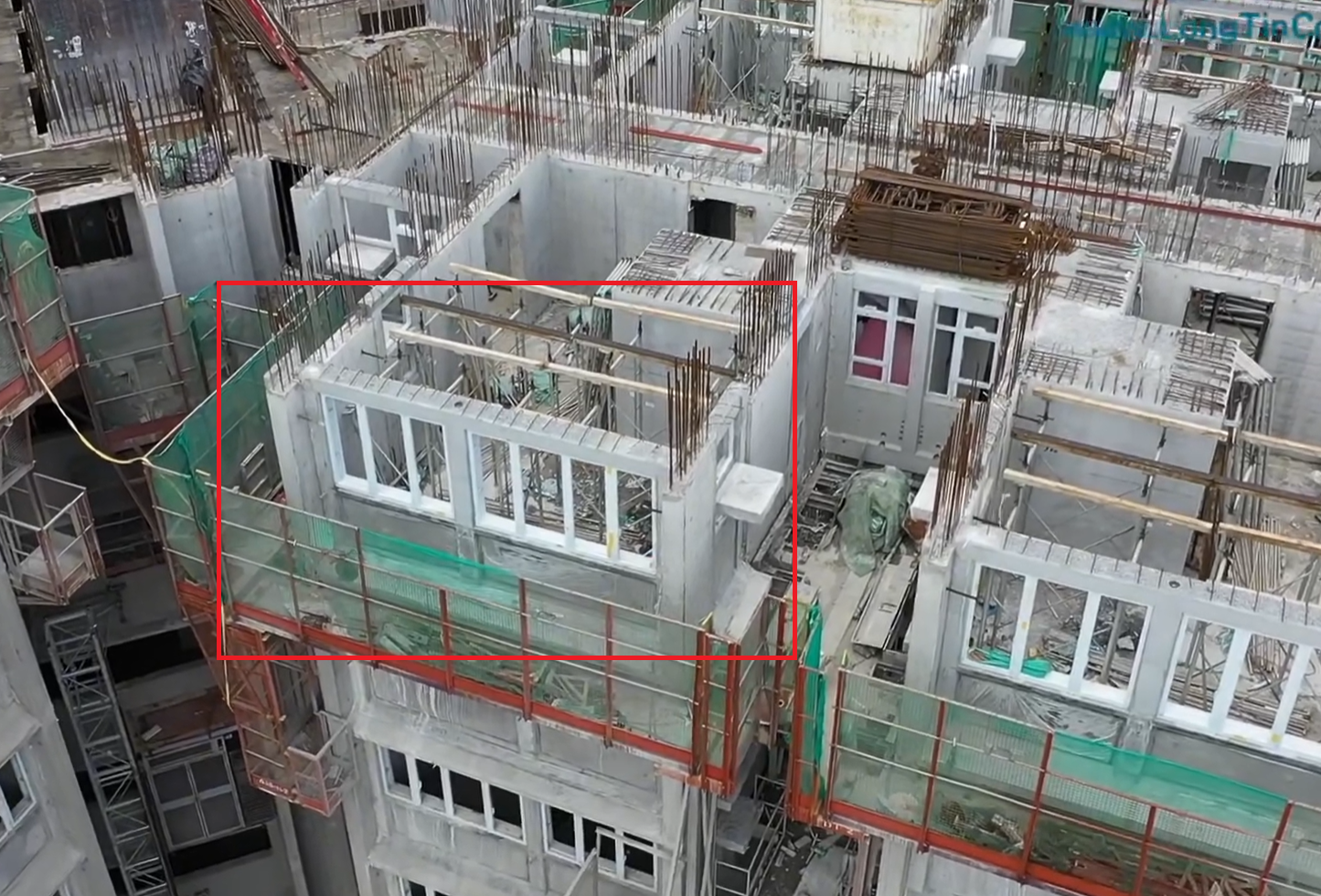 有航拍片段顯示朗天苑C座24樓有單位外牆窗戶排列,與其他樓層同座向單位相反。(朗天苑資訊站影片截圖)