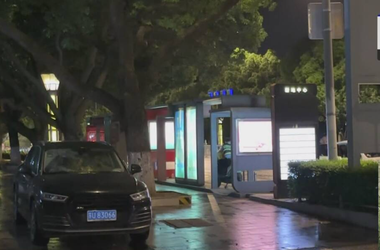 江蘇省蘇州市有日本人學校的校巴發生持刀襲擊案,一名日本女子和她一名孩子在校巴駛至時受襲。(影片截圖)