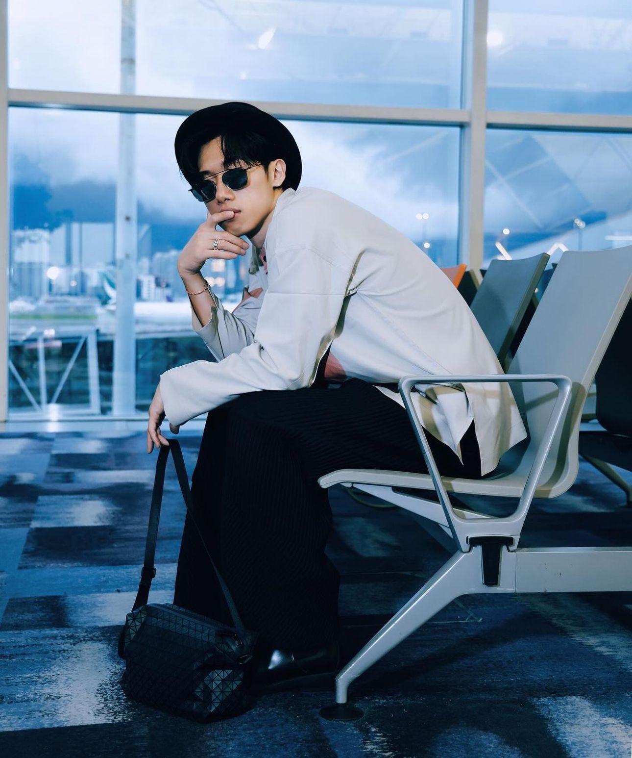 邱士縉現身機場,前往法國首次出席巴黎時裝周。