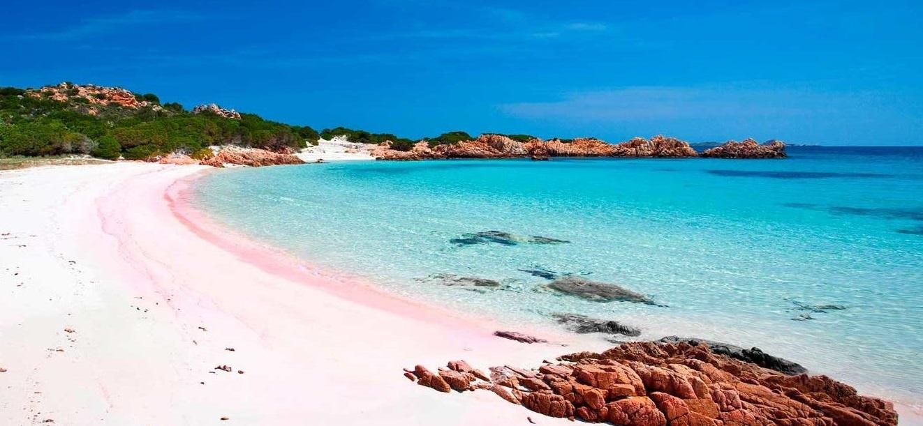 意大利布代利島上有一處如Barbie世界的夢幻「粉紅沙灘」。(互聯網)