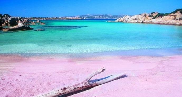 意大利布代利島上有一處如Barbie世界的夢幻「粉紅沙灘」。(互聯網)
