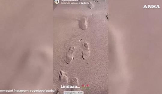 女網紅在IG分享搭船前往並登上「粉紅沙灘」的影片,可見在沙灘留下足印。(互聯網)