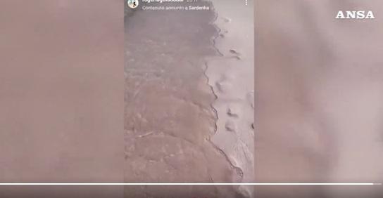 女網紅在IG分享搭船前往並登上「粉紅沙灘」的影片,可見在沙灘留下足印。(互聯網)