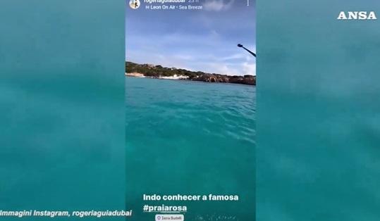 女網紅在IG分享搭船前往並登上「粉紅沙灘」的影片。(互聯網)