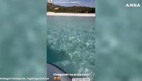 女網紅在IG分享搭船前往並登上「粉紅沙灘」的影片。(互聯網)