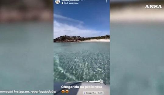 女網紅在IG分享搭船前往並登上「粉紅沙灘」的影片。(互聯網)