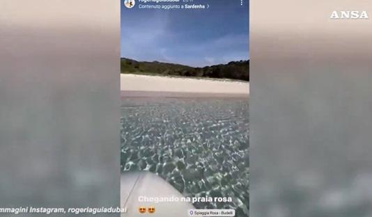 女網紅在IG分享搭船前往並登上「粉紅沙灘」的影片。(互聯網)