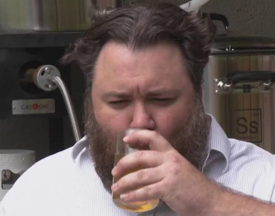 麥克唐奈品嚐自己釀出的古埃及啤酒。(互聯網)