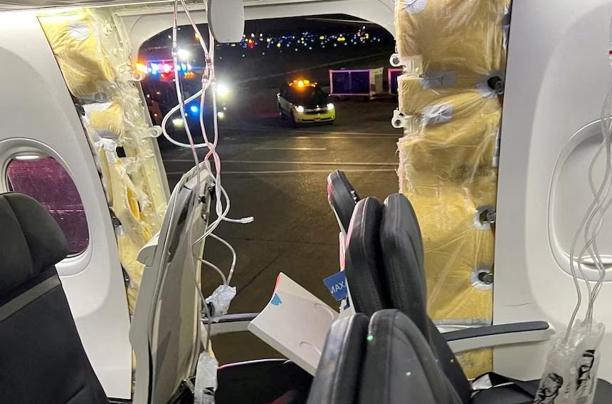 今年1月初,美國阿拉斯加航空一架波音737 MAX客機飛行途中機艙門飛脫。(資料圖片)