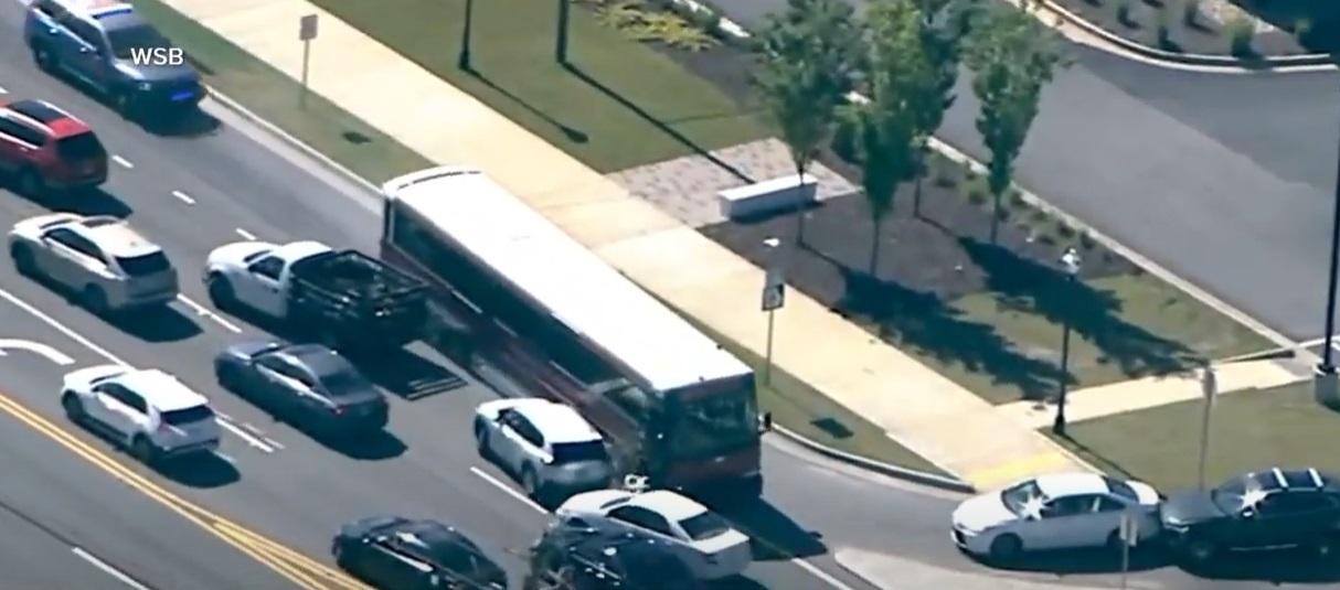 被騎劫巴士在路上撞到其他車輛。(互聯網)