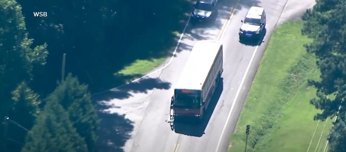 巴士一路飛馳。(互聯網)