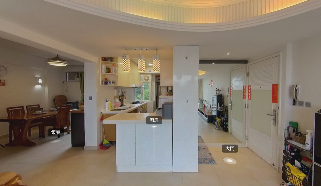 廚房採半開放式設計,令大廳更有空間感。