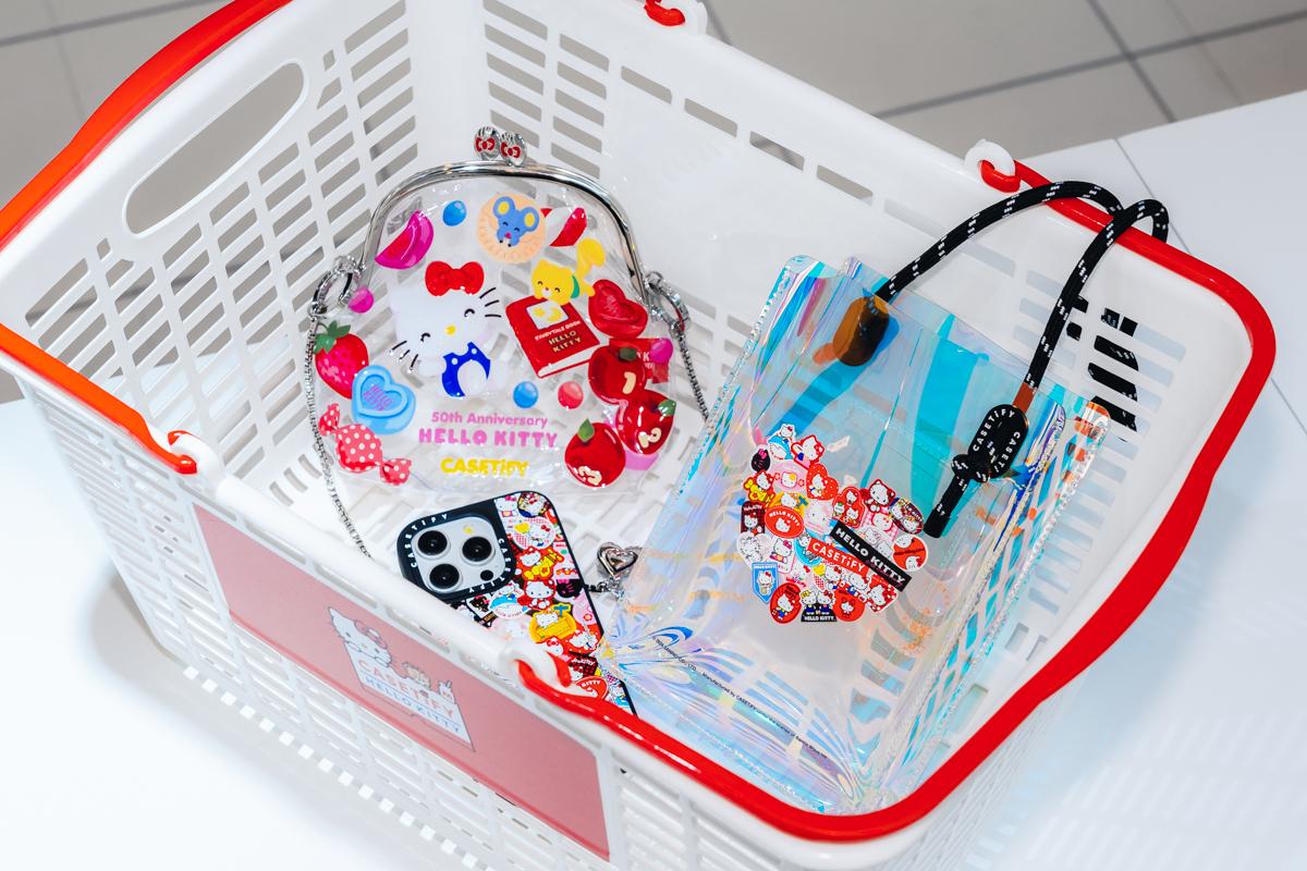 印上經典標籤的手機單肩包,全透明設計適合夏天使用。