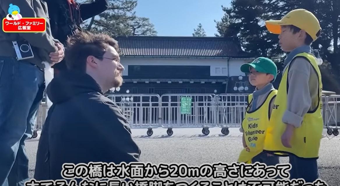 小兄弟當義工,為外國遊客導賞東京皇居外苑。(互聯網)