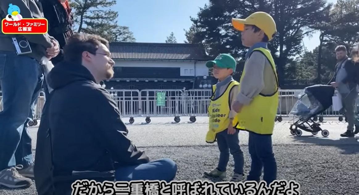 小兄弟當義工,為外國遊客導賞東京皇居外苑。(互聯網)