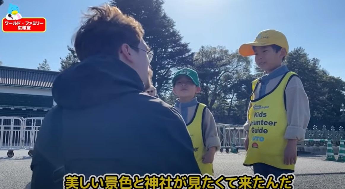 小兄弟當義工,為外國遊客導賞東京皇居外苑。(互聯網)