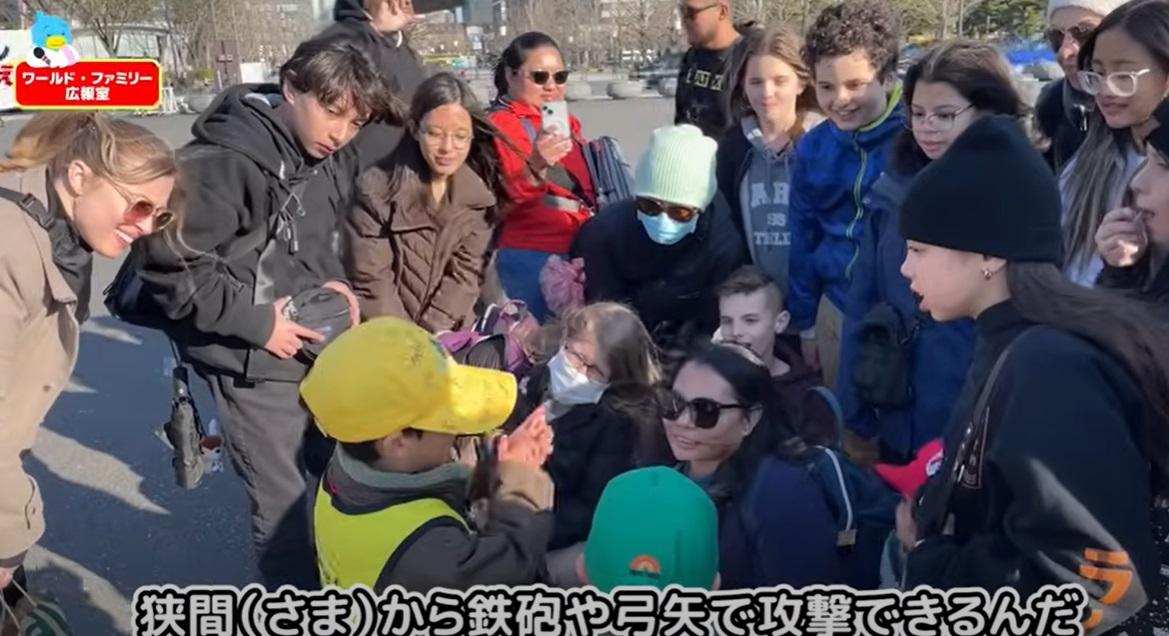 小兄弟被遊客包圍,仔細介紹皇居外苑景點。(互聯網)