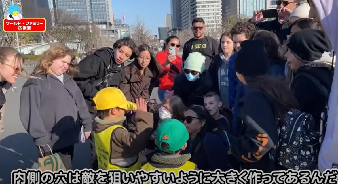 遊客細聽小兄弟導賞,有人舉機拍攝。(互聯網)