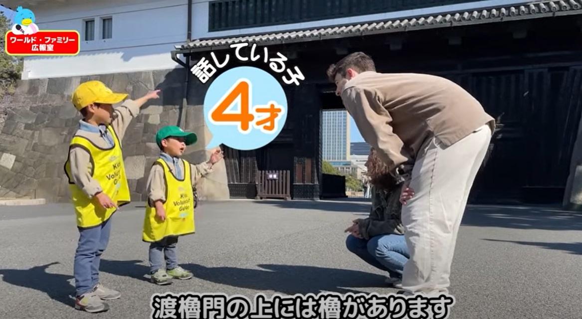 小兄弟用流利英語為外國遊客導賞東京皇居外苑。(互聯網)