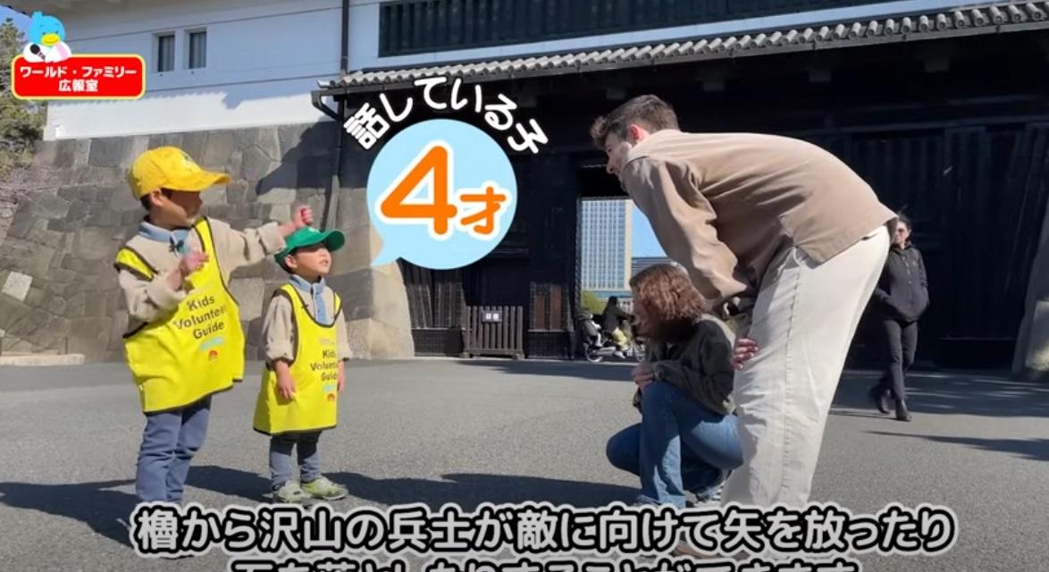 小兄弟手舞足蹈解說。(互聯網)