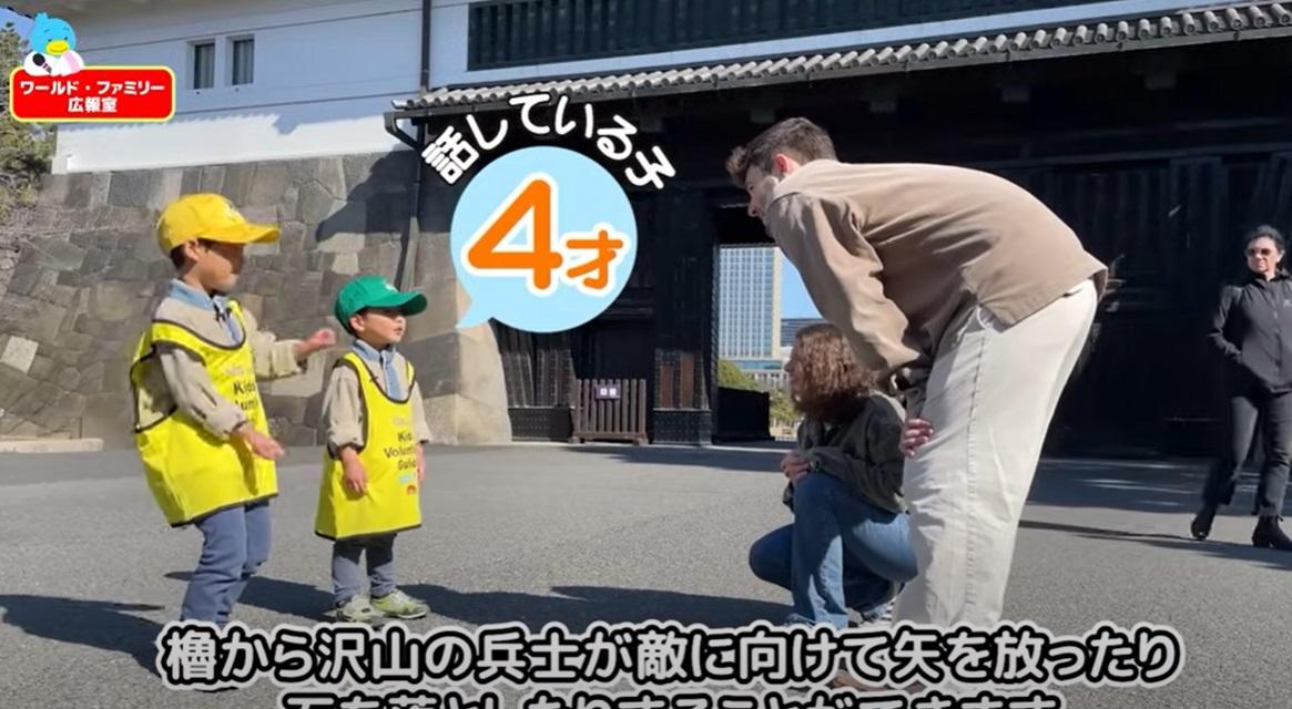 小兄弟手舞足蹈解說。(互聯網)