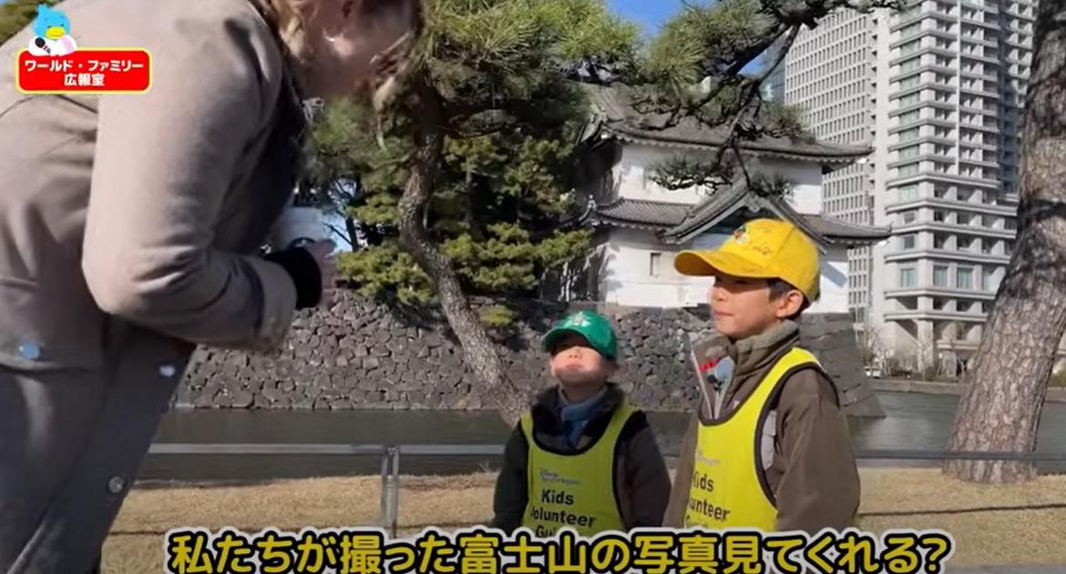 小兄弟手與遊客熱情互動。(互聯網)