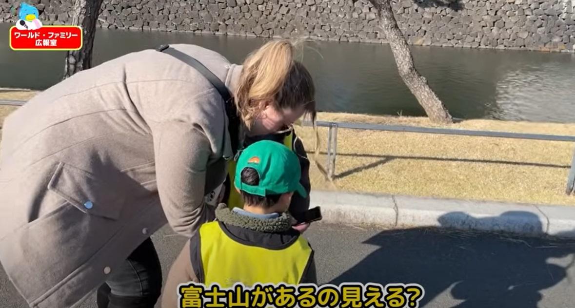 小兄弟手與遊客熱情互動,遊客給他們看遊覽富士山所拍的照片。(互聯網)